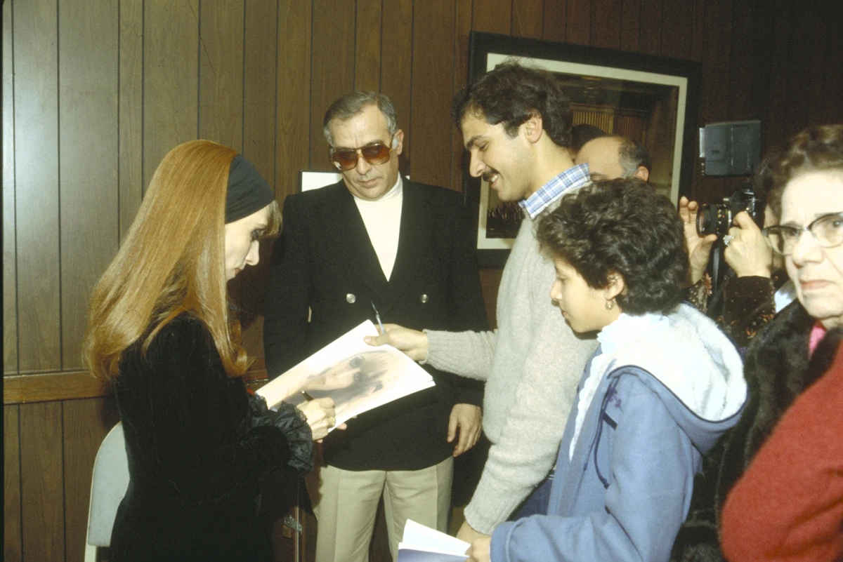 فيروز وشقيقها يوسف في كواليس مسرح سمفوني في بوسطن، 1981 (سعودي أرامكو وورلد)
