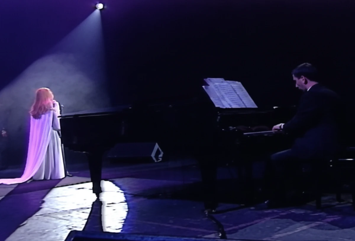 فيروز وزياد على مسرح بيرسي بباريس عام 1988 (المؤسسة اللبنانية للإرسال)
