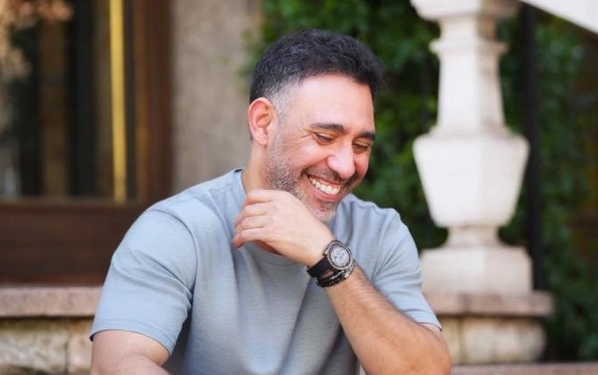 قبل أسابيع من تكريمه بجائزة صناع الترفيه الفخرية.. حضرت بيلبورد عربية مع عمرو مصطفى في الاستديو أثناء عمله على ألحان جديد.. وخضنا معه في حوار تفصيلي عن علاقته بالإيقاعات.. ودخول التكنولوجيا للموسيقى.. وكيف غيرت تجربة مرضه من نظرته للعالم. ولأصدقائه من الفنانين... اقرأوا الحوار الكامل معه عبر موقعنا. 