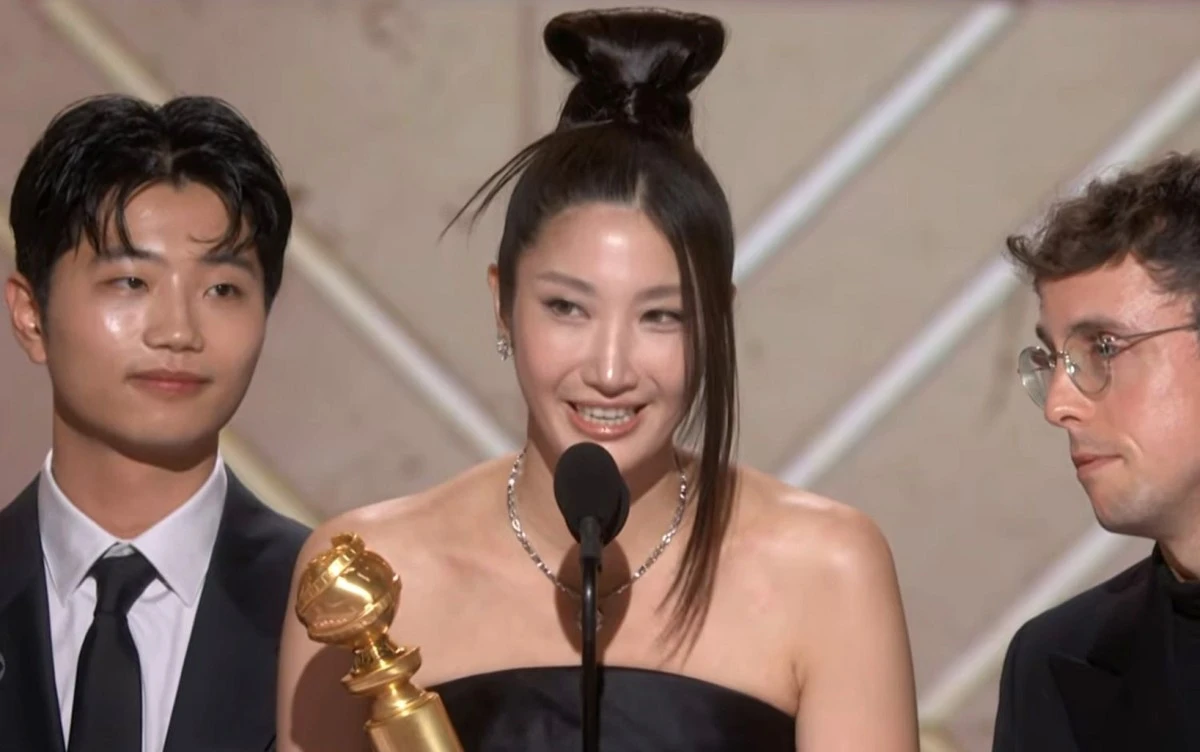 أغنية Golden من فيلم K-Pop Demon Hunters وموسيقى فيلم Sinners تحصدان جوائز غولدن غلوب 2026 بعد فوزهما نفسه في Critics Choice Awards، في مشوار قوي يعزّز حظوظهما للوصول إلى منصة الأوسكار. اقرأوا لائحة الفائزين كاملة في المقال على موقعنا 