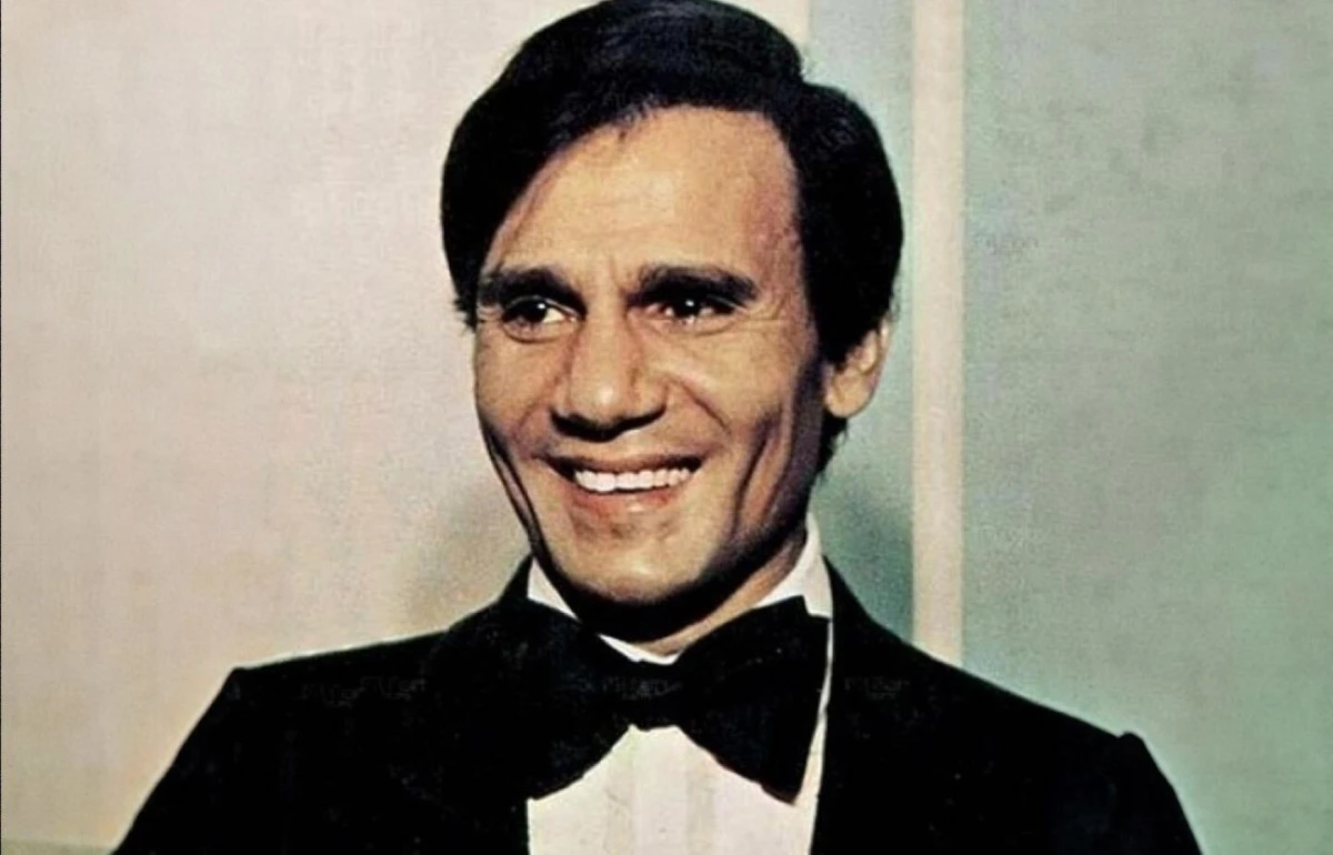 "اسم عبد الحليم خط أحمر لن يُسمح بتجاوزه". أسرة عبد الحليم حافظ تقاضي صانع محتوى بعد استخدامه لقب "العندليب الأبيض"، متهمةً إياه باستغلال اسم وصورة وتاريخ العندليب الأسمر.. التفاصيل الكاملة على موقعنا. 