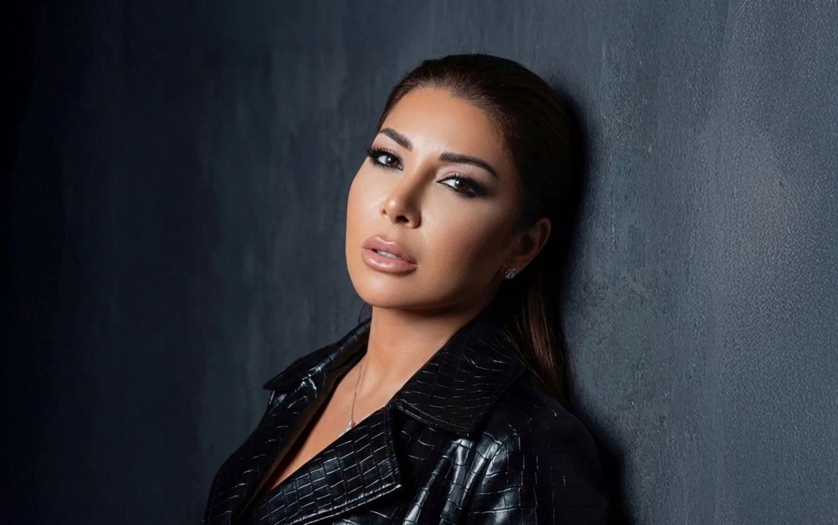 بعد سنوات من الغياب، تعود نجمة التسعينيات ألين خلف إلى الساحة الفنية، وتلتقي جمهورها في حفلة مميّزة بعيد الحب في بيروت. التفاصيل كاملة عبر موقعنا 