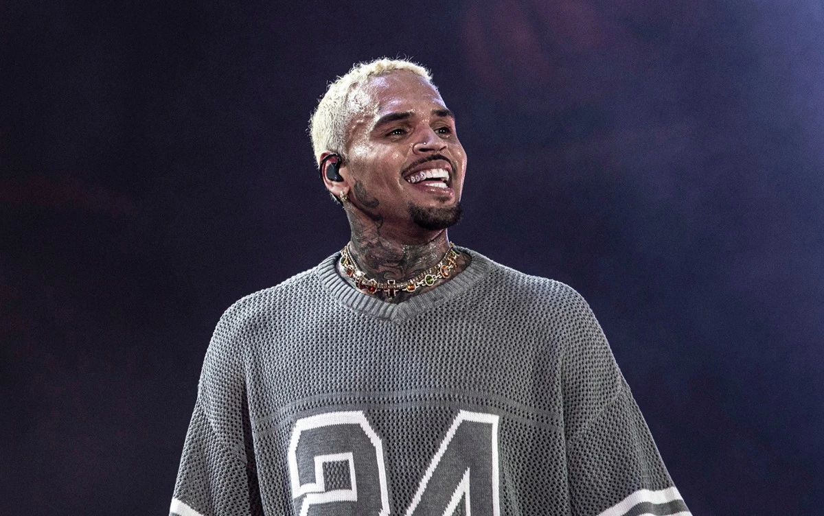 بعدما دفع ٦ مليون دولار ثمنًا لحريته العام الماضي، يعود اسم كريس براون الى أروقة القضاء، بعدما رفع كاتب الأغاني ستيف تشوكبيل دعوة قضائية يتهمه فيها بحرمانه من أرباح أغنيتين! التفاصيل كاملة عبر موقعنا: 