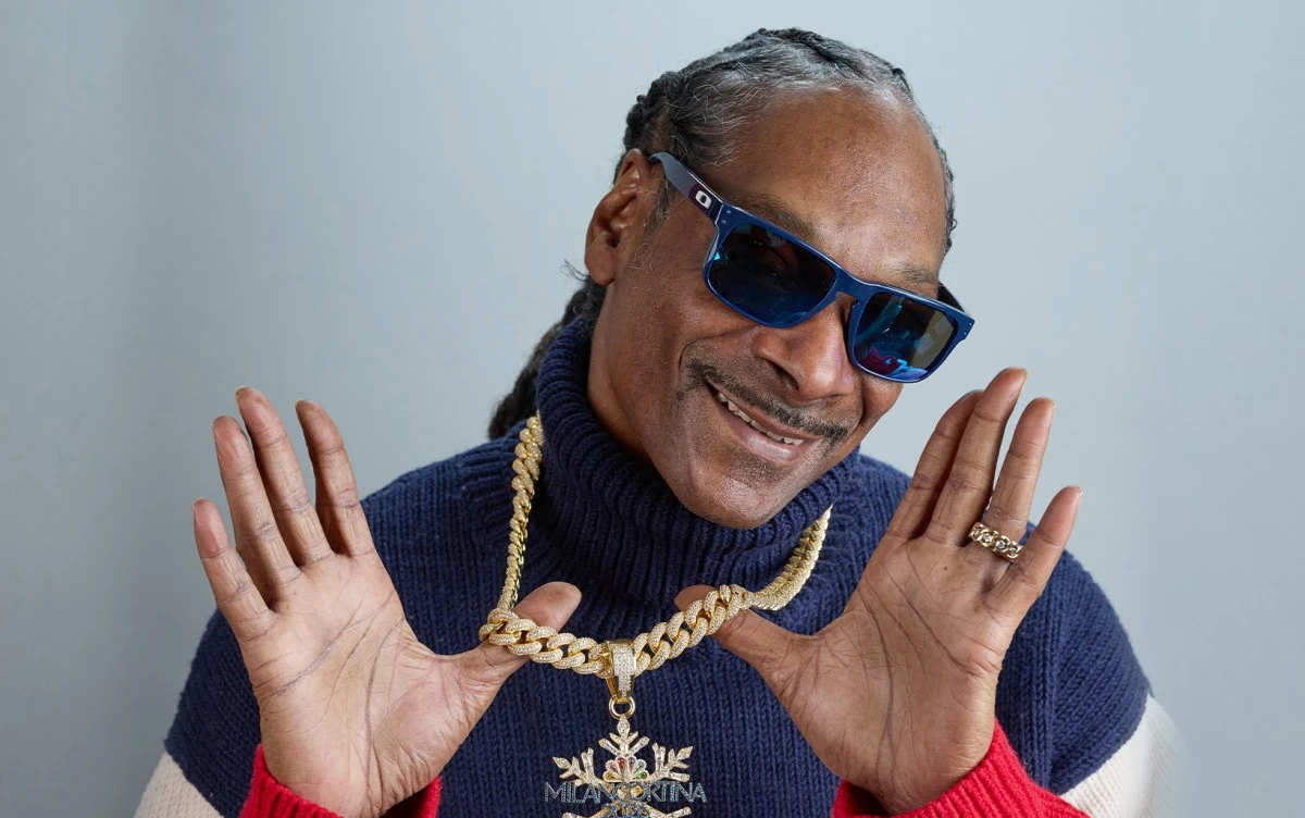 سنوب دوغ يشعل أولمبياد ميلانو كورتينا 2026 بطريقته.. من الشعلة الأولمبية إلى الجليد، ومن المراسلية إلى التشجيع المباشر سنوب دوغ يثبت أن الهيب هوب حاضر حتى في قلب الألعاب الشتوية.. التفاصيل الكاملة والمشاهد الأبرز عبر موقعنا. 