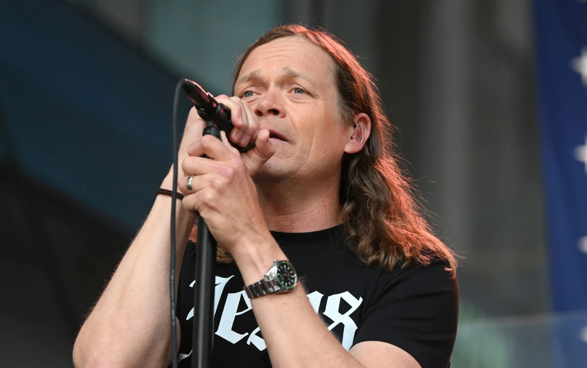 السرطان يغيّب مؤسي فرقة Doors Down 3. بعد مسيرة موسيقية ملفتة على مستوى العالم متوّجة بالتواجد في قوائم بيلبورد عالمية يرحل اليوم عن عالمنا براد أرنولد المغني الأساسي والمؤسس للفرقة. لتفاصيل أكثر حول مسيرة الفرقة العالمية زوروا موقعنا. 