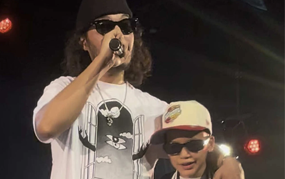 سمول إكس يُقدّم نجله لأول مرة على المسرح في باريس. وشارك الطفل بحماس بعض البارات مع والده وسط تشجيع الجمهور، في ظهور نادر لأحد أفراد عائلة الرابر المغربي. التفاصيل كاملة عبر موقعنا 