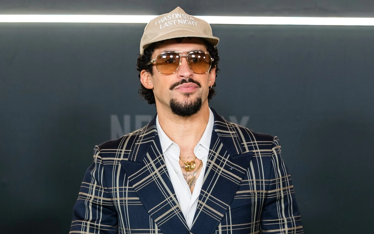 من السوبر بول إلى القمة! DtMF لباد باني تتصدر بيلبورد هوت 100 والنجم يسيطر على أربع مراكز بين العشرة الأوائل. التفاصيل كاملة في المقال على موقعنا 