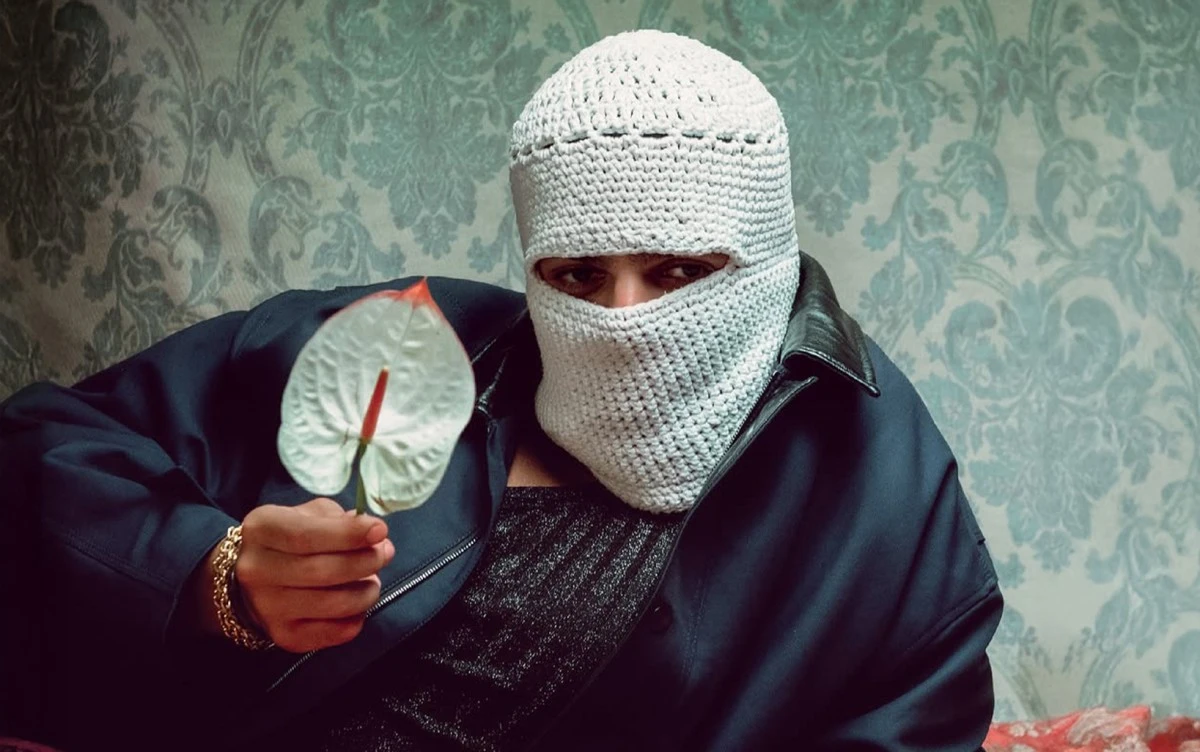 منذ صعود اسم تووليت، والفضول لا يتوقف: من هو؟ ما اسمه الحقيقي؟ ولماذا يختار الغموض؟. بين الإشاعات والتكهّنات، يبقى السؤال الأهم: هل معرفة الهوية تغيّر فعلًا التجربة الفنية أم أن الموسيقى وحدها تكفي؟. كاملًا، واقرأوا التفاصيل عبر موقعنا 