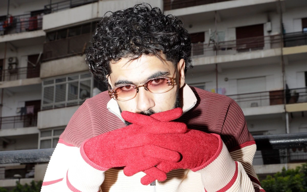 تعاون جديد يشعل الحماس. آر إن بوي وإل غراندي طوطو يجتمعان في تراك هيلينا ضمن ألبوم My Eyes Only Flashback. هل أنتم متحمسون لسماع هذا التعاون؟. التفاصيل عبر موقعنا 