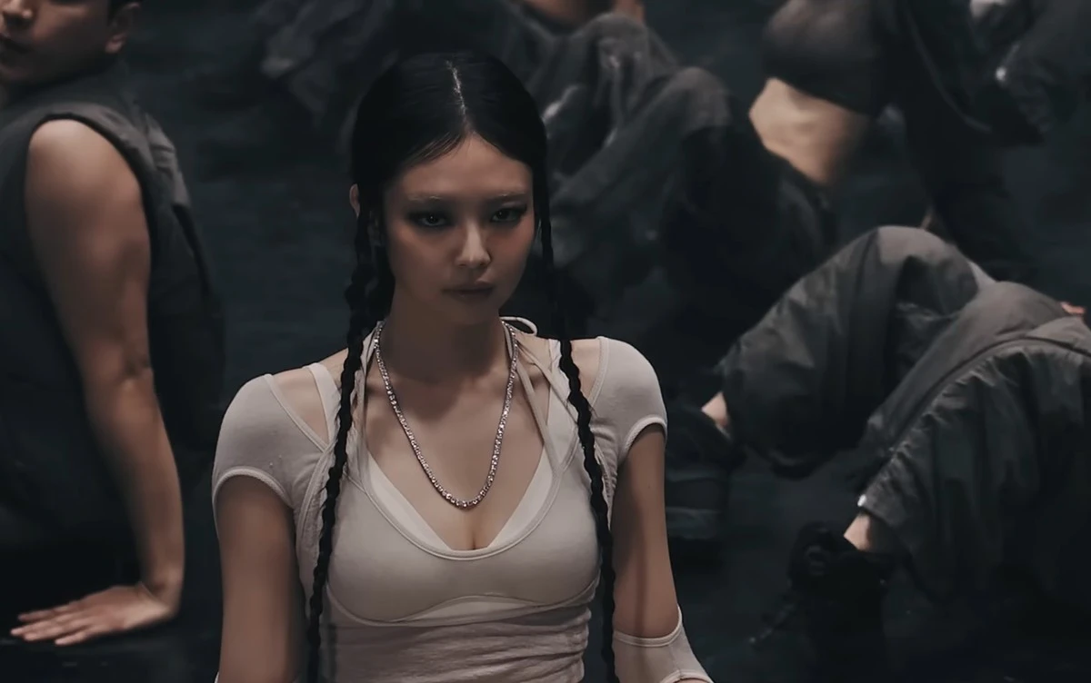 جيني تحيي أول حفل منفرد لها في هونغ كونغ، حيث قدّمت Dracula لأول مرة وسط حضور كامل العدد، وتفاعل كبير مع ألبومها Ruby. التفاصيل عبر موقعنا 