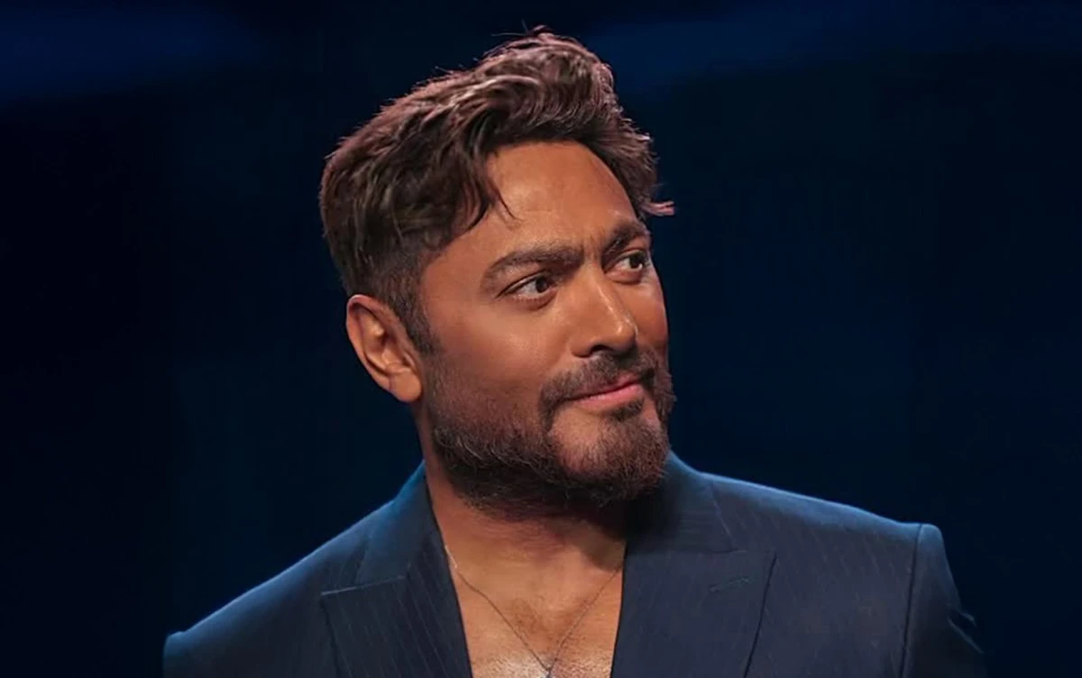 أعاد تامر حسني إحياء أغنيته الشهيرة يا بنت الإيه بعد 19 عامًا، لكن هذه المرة من خلال نسخة ريمكس جديدة، جمع فيها بين صوته الأصلي وصوتٍ نسائي مُولّد بتقنية الذكاء الاصطناعي باسم تماره. التفاصيل عبر موقعنا 